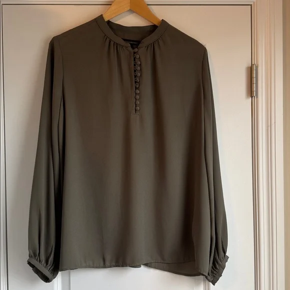 3 Blouses: Banana Republic, WHBM - Picture 9 of 11